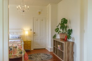 Tabla de planchar con plancha, wifi, ropa de cama