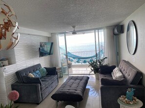 TV connectée, cheminée, jeux vidéo, lecteur de DVD