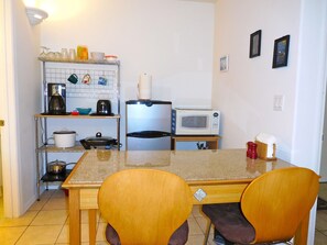 Interior - Wir sprechen Deutsch. Lovely studio with kitchenette, spacious lanai,TV and WiFi (Kailua Kona)