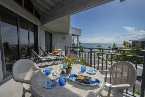 Beach Penthouse: Ocean Views from every room  Tropical Excellence
