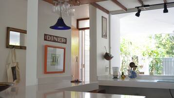 Frigorífico, microondas, horno y placa de cocina