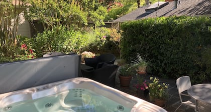 Location! Quiet Garden Private Cottage