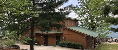 المنشأة من الخارج