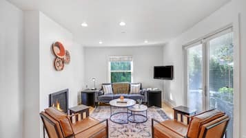 电视、壁炉、书