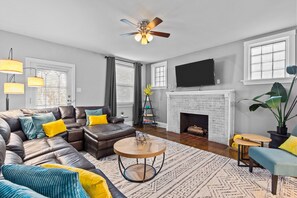 Smart TV, books - Botanical Bliss | JZ Vacation Rentals (St. Louis)