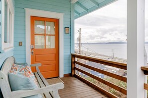 Property grounds - Dragonfly Beach House: Walk The Beach Or Soak Under The Stars In The Hot Tub! (Seattle)