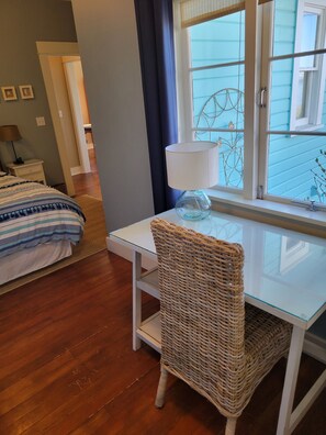 2 habitaciones, escritorio, tabla de planchar con plancha y wifi gratis 