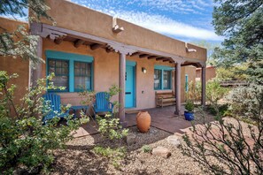 Terrace/patio - Historic Adobe, Walk to Railyard and the Plaza (Santa Fe)