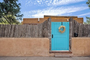 Exterior detail - Historic Adobe, Walk to Railyard and the Plaza (Santa Fe)