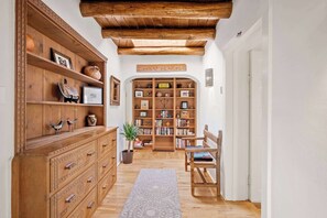 Interior - Luna - Historic Adobe, Walk to Railyard, Plaza (Santa Fe)