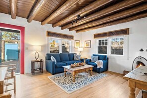 TV, fireplace, offices - Luna - Historic Adobe, Walk to Railyard, Plaza (Santa Fe)