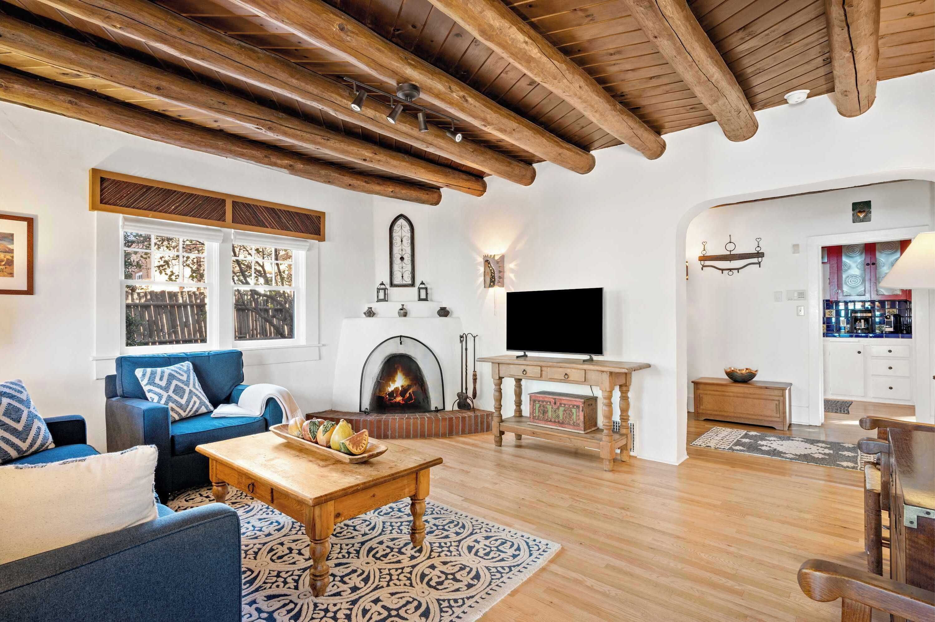 تلفزيون، مدفأة، مكتب