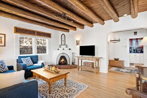 TV, caminetto, studio