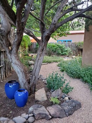 Property grounds - Luna - Historic Adobe, Walk to Railyard, Plaza (Santa Fe)