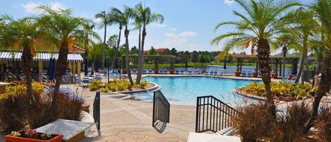 Una piscina climatizada, sillones reclinables de piscina