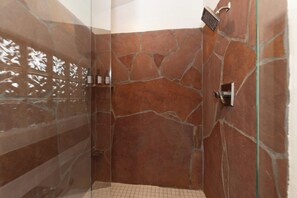 Dusche, Whirlpool, Haartrockner, Handtücher
