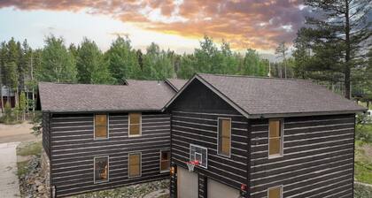 Lodge at Ski Hill: Peak 8 Home w/ Hot Tub, Pool Table, Theater, Gym