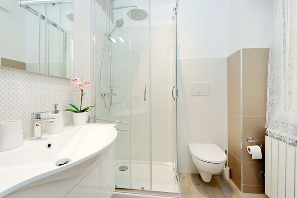 Dusche, Haartrockner, Bidet, Handtücher