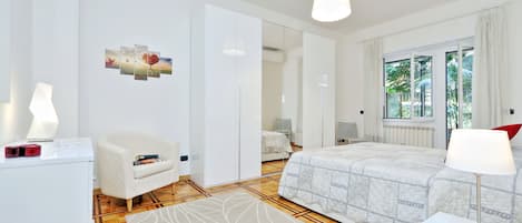 2 habitaciones, escritorio, tabla de planchar con plancha y wifi gratis 