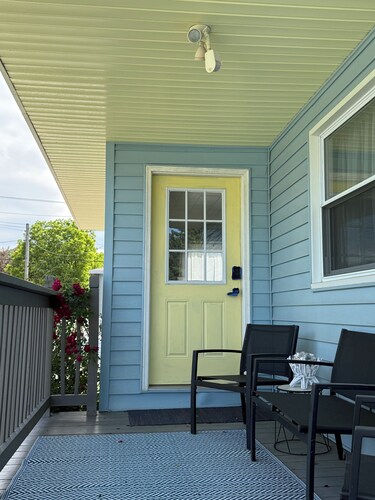 Lakeview Bungalow with easy walk to Village Fun, Eats, Wine, Craft Beer & Marina