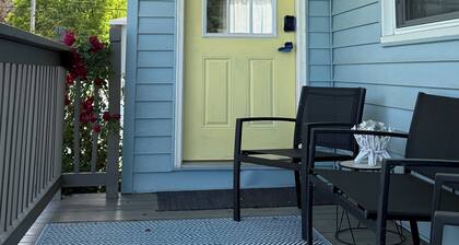 Lakeview Bungalow with easy walk to Village Fun, Eats, Wine, Craft Beer & Marina