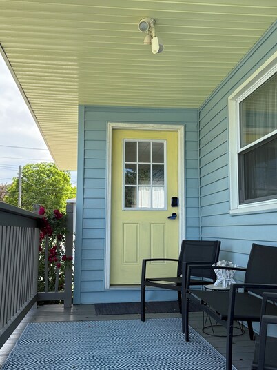Lakeview Bungalow with easy walk to Village Fun, Eats, Wine, Craft Beer & Marina