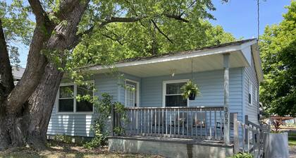 Seneca Lakeview Bungalow in Marina Lake District.