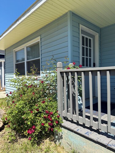 Lakeview Bungalow with easy walk to Village Fun, Eats, Wine, Craft Beer & Marina