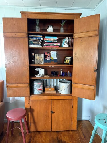 Lakeview Bungalow with easy walk to Village Fun, Eats, Wine, Craft Beer & Marina