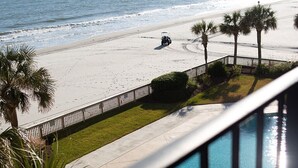 Una piscina con vistas a la playa y al océano.