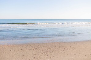 Na praia, guarda-sóis 