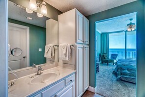 3 bedrooms, iron/ironing board, free WiFi, bed sheets - Gorgeous Views! July 13 - 16th Open! (Panama City Beach)