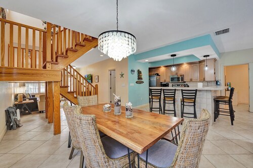 SENSATIONAL SPOT! Super Peaceful Pool 5 min Walk to Beach, Shopping Plaza & ALL
