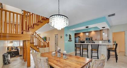 SENSATIONAL SPOT! Super Peaceful Pool 5 min Walk to Beach, Shopping Plaza & ALL