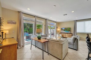 Smart-TV, Netflix, DVD-Player, Bücher