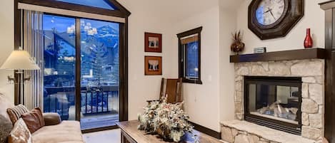 Televisor, llar de foc i videojocs