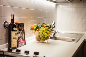 冷蔵庫、電子レンジ、オーブン、コンロ