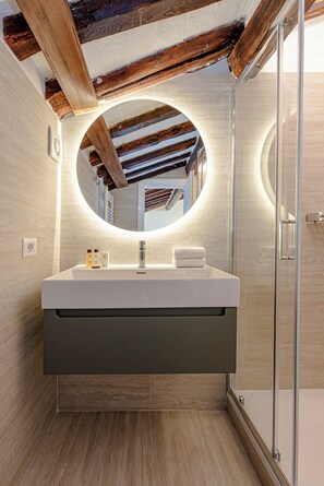 Combined shower/bathtub, eco-friendly toiletries, hair dryer, bidet - The Pantheon – Charming apartment with Terrace (Rome)