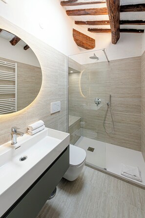 Combined shower/tub, eco-friendly toiletries, hair dryer, bidet - The Pantheon – Charming apartment with Terrace (Rome)