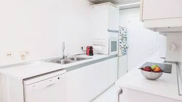 Frigorífico, microondas, horno y placa de cocina