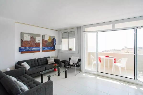 Smart TV, books, music library, stereo