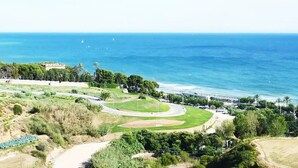 Un parcours de golf situé sur la côte, doté d’un vaste green, d’un practice et offrant une vue sur l’océan.