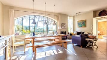 Televisio, DVD-soitin, pöytätennispöytä, kirjoja