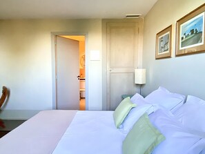 5 bedrooms, desk, iron/ironing board, travel crib - Unique house with air con, wine country, pool 18x5, close Avignon (Cairanne)
