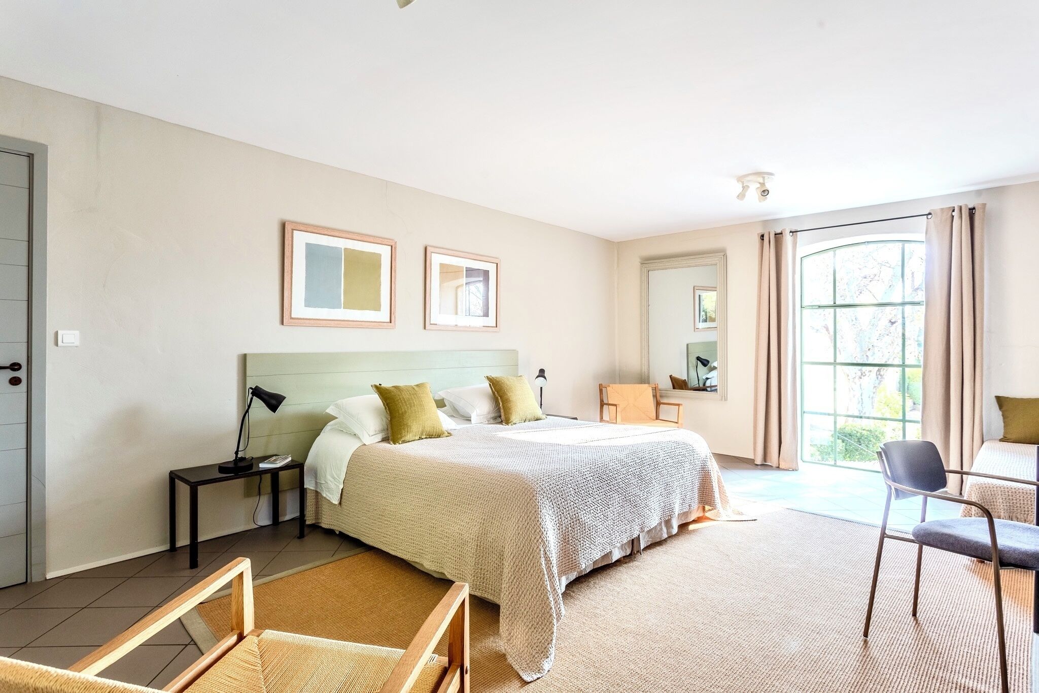 5 bedrooms, desk, iron/ironing board, travel cot