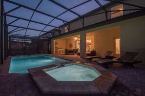 Utomhuspool och uppvärmd pool