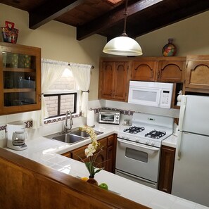 ثلاجة، ميكروويف، فرن، موقد طهي مسطح