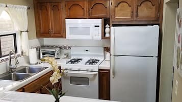 Køleskab, mikrobølgeovn, ovn, kogeplade