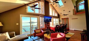 Una Smart TV, videojuegos, un reproductor de DVD