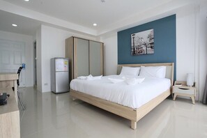 Standard Double Room | Desk, free WiFi, bed sheets - Living by Grace (Si Sunthon)
